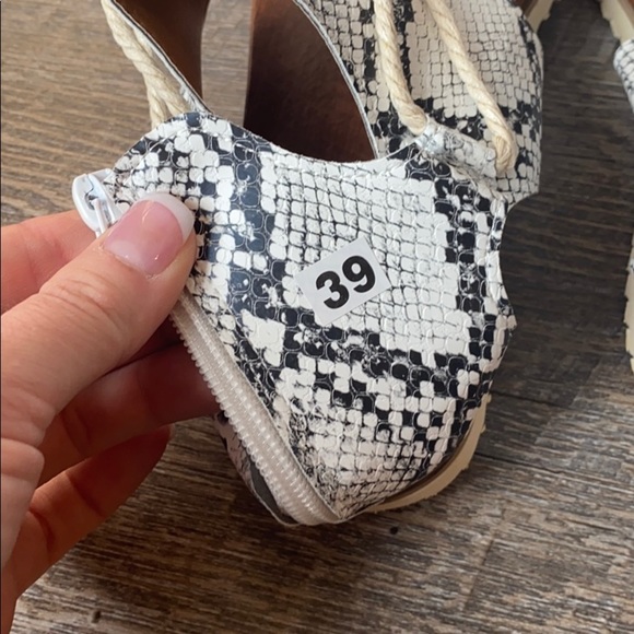NIB Snakeskin Cut Out Sandals 8 - Picture 8 of 11